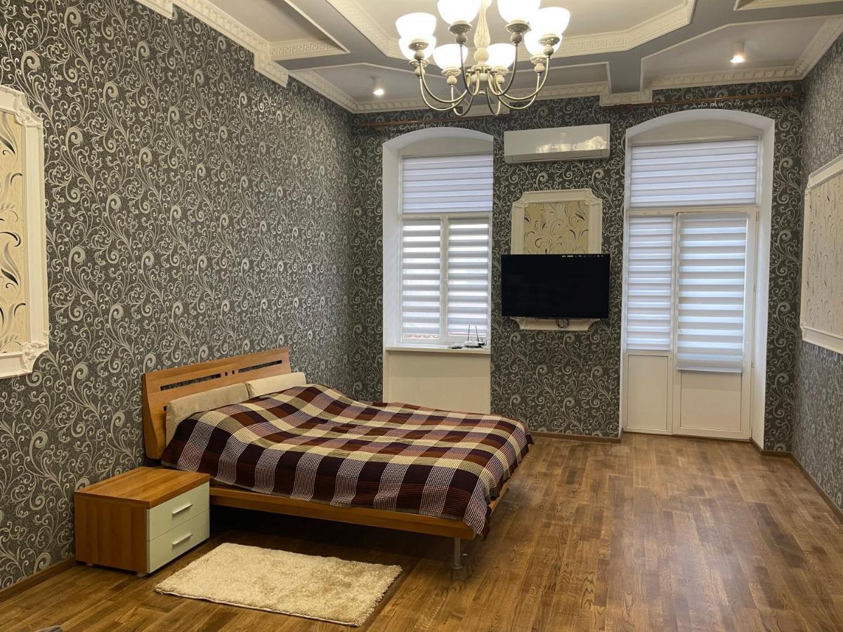 Lux Apartment in Zentrum TTchernivtsi Extérieur photo