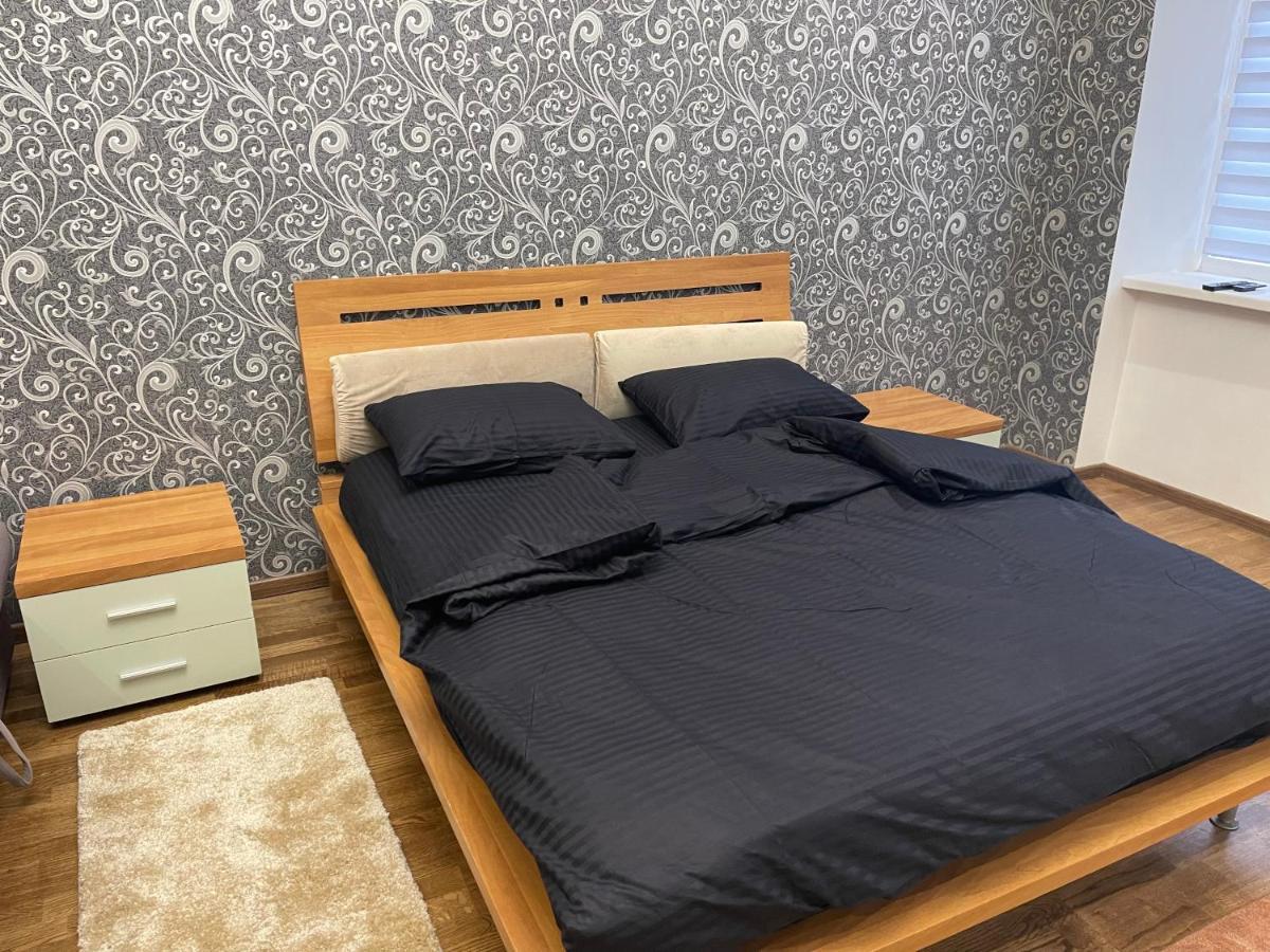 Lux Apartment in Zentrum TTchernivtsi Extérieur photo