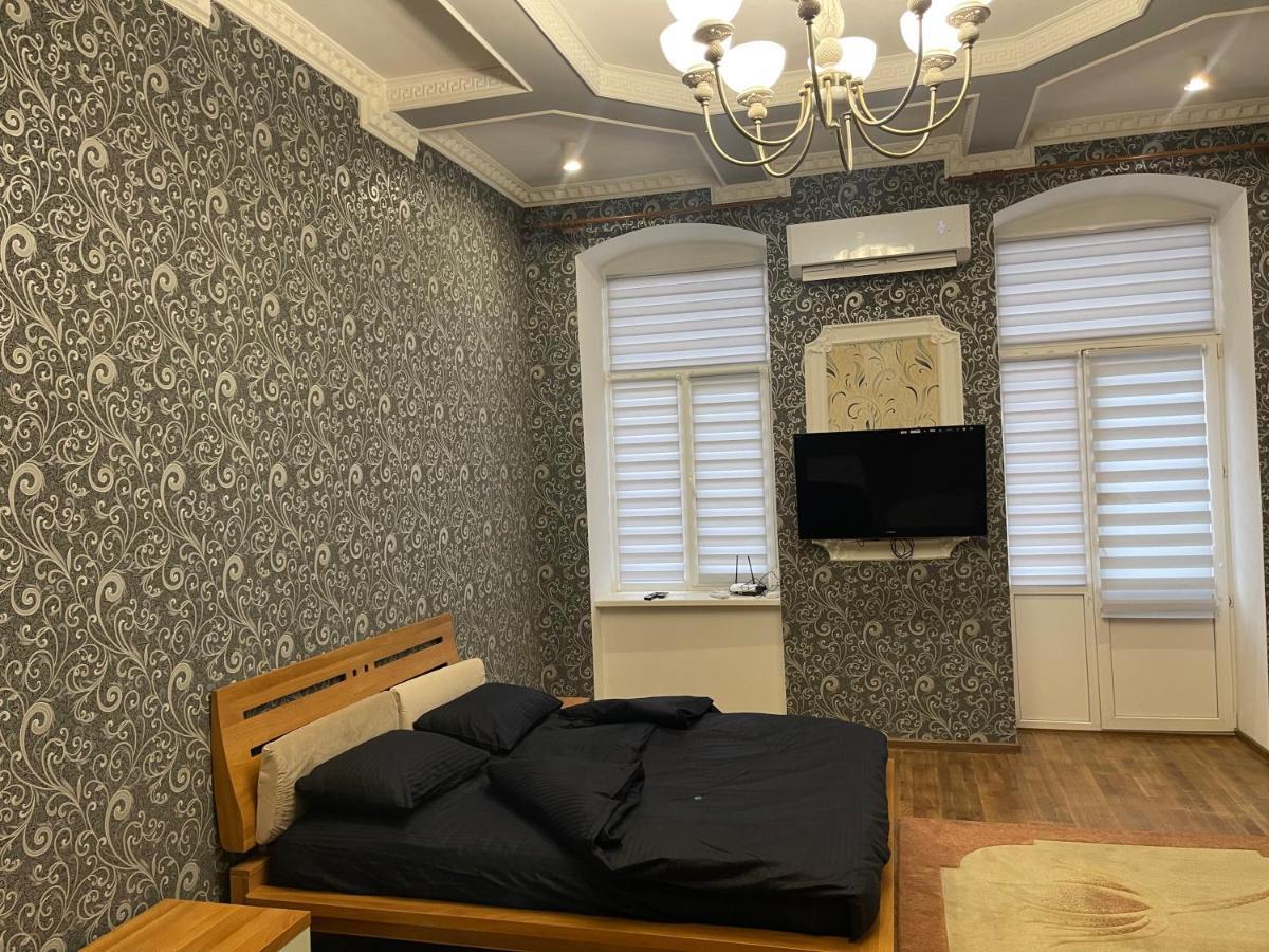 Lux Apartment in Zentrum TTchernivtsi Extérieur photo